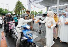 Semangat Ramadan, TP PKK dan DWP Provinsi Lampung Berbagi Takjil Meski Sempat Diguyur Hujan
