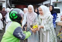 Dipimpin Purnama Wulan Sari Mirza, Dekranasda Provinsi Lampung Berbagi 1.500 Takjil di Bulan Ramadan